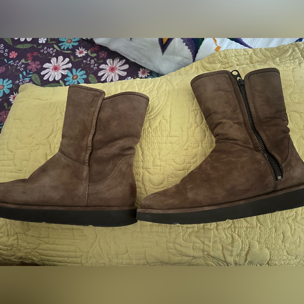 Uggs - Picture 4 of 6